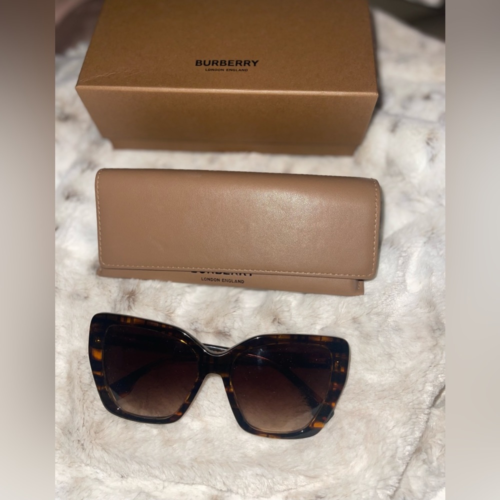 NWOT Burberry Sunglasses - Tortoise